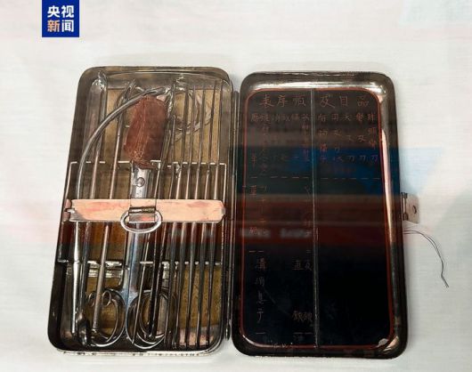 [서울=뉴시스]중국이 항일전쟁 및 세계 반파시스트 전쟁 승리 80주년을 앞두고 제2차 세계대전 당시 일본군 731부대의 생체실험 만행을 입증하는 추가 증거를 공개했다. 731부대원들이 사용한 것으로 알려진 생체 해부 도구들.<사진출처: 중국중앙 TV> 2025.07.07