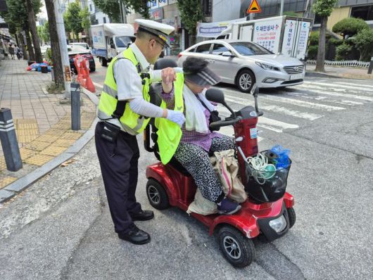 [광주=뉴시스] 광주 서부경찰서 관계자가 고령층 교통사고 예방을 위한 교통안전 캠페인을 펼치고 있다. (사진 = 광주 서부경찰서 제공)  2025.07.07. photo@newsis.com *재판매 및 DB 금지