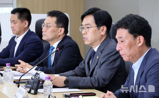 [세종=뉴시스] 강종민 기자 = 김민재 행정안전부 차관이 7일 세종시 정부세종청사에서 열린 민생회복 소비쿠폰 집행계획 관련 시·도 부단체장 회의에서 발언하고 있다. 2024.07.07. ppkjm@newsis.com