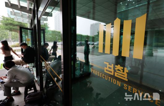 [서울=뉴시스] 이영환 기자 =쌍방울 불법 대북 송금 수사 과정에서 진술을 회유했다는 의혹을 수사하는 검찰이 7일 박모 전 쌍방울 이사를 소환했다. 서울 서초구 서울고검 청사앞에 취재진이 대기하고 있다.2025.07.07. 20hwan@newsis.com