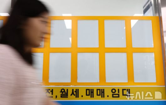 [서울=뉴시스] 황준선 기자 = 7일 서울 시내 한 부동산 중개업소의 매물 광고대가 비어있다.부동산 전문업체 리얼투데이에 따르면 정부의 대출 규제가 시행된 지난달 27일부터 이달 3일까지 서울 아파트 거래량은 총 577건으로 규제 직전 일주일간(6월 20~26일) 거래량이 1629건이던 것에 비해 64.6%(1052건) 감소한 것으로 나타났다. 2025.07.07. hwang@newsis.com