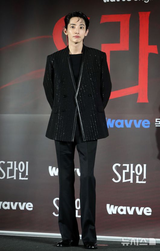 [서울=뉴시스] 김혜진 기자 = 배우 이수혁이 7일 오후 서울 용산구  CGV용산아이파크몰점에서 열린 웨이브 오리지널 드라마 'S라인' 제작발표회에서 포즈를 취하고 있다. 2025.07.07. jini@newsis.com