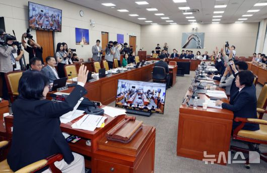 [서울=뉴시스] 고승민 기자 = 최민희 국회 과방위원장이 7일 서울 여의도 국회에서 열린 과학기술정보방송통신위원회 전체회의에서 방송3법 등에 대해 거수 표결하고 있다. 2025.07.07. kkssmm99@newsis.com