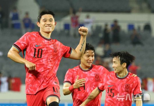 [용인=뉴시스] 박주성 기자 = 7일 경기 용인 미르스타디움에서 열린 2025 EAFF(동아시아축구연맹) E-1 챔피언십(동아시안컵) 한국 대 중국과 경기, 대한민국 이동경이 선취골을 넣고 기뻐하고 있다. 2025.07.07. park7691@newsis.com