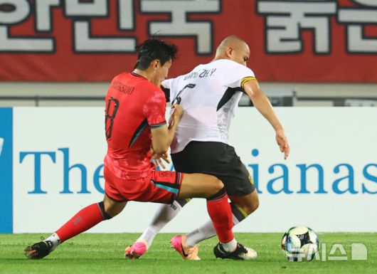 [용인=뉴시스] 박주성 기자 = 지난 7일 경기 용인 미르스타디움에서 열린 2025 EAFF(동아시아축구연맹) E-1 챔피언십(동아시안컵) 한국 대 중국과 경기, 한국 김봉수가 중국 후앙젱위와 볼경합을 하고 있다. 2025.07.07. park7691@newsis.com