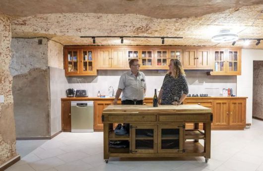 [서울=뉴시스] 폭염을 피해 지하 4m 깊이에 주택을 짓고 사는 호주 가족이 온라인상에서 화제다. (사진=더 미러 갈무리) 2025.07.08 *재판매 및 DB 금지