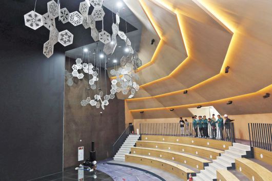 [창원=뉴시스] 강경국 기자 = 장금용 경남 창원시장 권한대행과 관계 공무원, 시공사 관계자들이 8일 부실한 외형으로 시민들의 비난을 받고 있는 대상공원 '빅트리'에 대한 특별점검을 실시하고 있다. (사진=창원시청 제공). 2025.07.08. photo@newsis.com *재판매 및 DB 금지