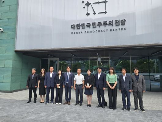 [창원=뉴시스] 강경국 기자 = 더불어민주당 경남 창원시의원단이 8일 마산합포구에 위치한 대한민국민주주의전당을 방문해 전시 콘텐츠와 시설물 현황을 점검하고 있다. (사진=더불어민주당 제공). 2025.07.08. photo@newsis.com *재판매 및 DB 금지