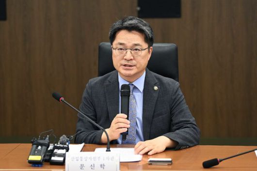 [세종=뉴시스]문신학 산업통상자원부 1차관은 서울 중구 대한상공회의소 회의실에서 한국무역협회, 한국경제인협회, 대한상공회의소, 현대자동차, 포스코홀딩스를 비롯한 관련 기업 및 경제단체, 업종별 협회, 연구기관 등 관계자가 참석한 가운데 ‘미국의 관세조치가 우리 주요 산업 및 수출에 미치는 영향을 점검하고 향후 대응 방안을 논의하기 위해 열린 '미국 관세 조치 관련 민관 합동 긴급 점검회의'를 주재하고, 인사말을 한 후 미국 관세 조치에 대한 국내산업 영향 및 대응방안 등을 논의했다.(사진=산업부 제공) *재판매 및 DB 금지