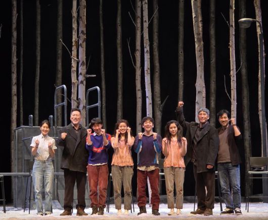 [서울=뉴시스] 조기용 기자 = 8일 서울 중구 국립극장 해오름극장에서 열린 연극 '렛미인' 프레스콜에서 출연진과 연출이 기념사진을 촬영하고 있다. 2025.07.08. excuseme@newsis.com