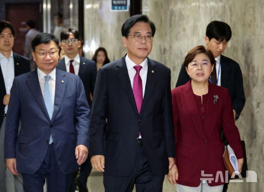 [서울=뉴시스] 김금보 기자 = 송언석(가운데) 국민의힘 비상대책위원장 겸 원내대표가 8일 서울 여의도 국회에서 열린 원내대책회의에 참석하고 있다. 2025.07.08. kgb@newsis.com