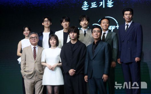 [서울=뉴시스] 김혜진 기자 = 배우 김민(윗줄 왼쪽부터), 이상진, 정윤호, 이동휘, 김성오, 김의성, 임수정, 양세종, 류승룡이 8일 오전 서울 영등포구 콘래드 서울에서 열린 디즈니+의 오리지널 시리즈 '파인: 촌뜨기들' 제작발표회에서 포즈를 취하고 있다. 2025.07.08. jini@newsis.com