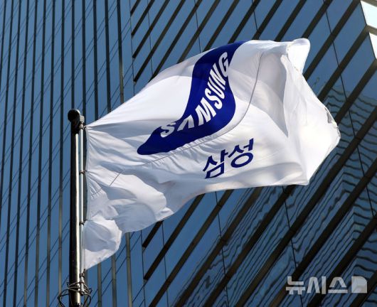 [서울=뉴시스] 박주성 기자 = 8일 서울 서울 서초구 삼성전자 서초사옥의 깃발이 바람에 날리고 있다. 2025.07.08. park7691@newsis.com