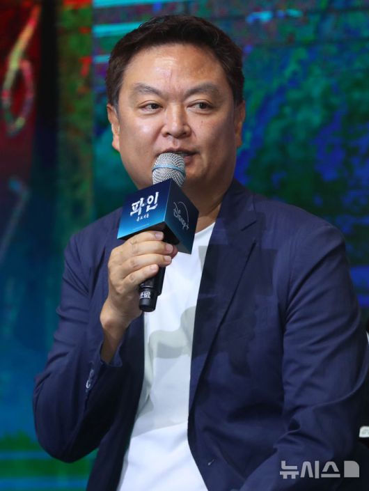 [서울=뉴시스] 김혜진 기자 = 강윤성 감독이 8일 오전 서울 영등포구 콘래드 서울에서 열린 디즈니+의 오리지널 시리즈 '파인: 촌뜨기들' 제작발표회에서 인사말을 하고 있다. 2025.07.08. jini@newsis.com