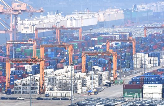 [평택=뉴시스] 김종택 기자 = 8일 경기 평택시 포승읍 평택항에 컨테이너가 쌓여있는 모습. 2025.07.08. jtk@newsis.com