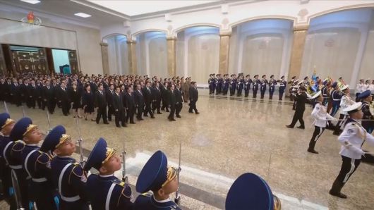 [서울=뉴시스] 김정은 북한 국무위원장이 8일 김일성 주석 사망 31주기를 맞아 금수산태양궁전을 참배하고 있다. 김 위원장은 이날 0시 금수산태양궁전을 찾았으며 박태성, 최룡해, 조용원 등 당 중앙위원회 정치국 상무위원 및 당정 간부 등이 동행했다. (사진=조선중앙TV 캡쳐) 2025.07.08. photo@newsis.com *재판매 및 DB 금지