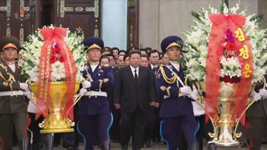 [서울=뉴시스] 김정은 북한 국무위원장이 8일 김일성 주석 사망 31주기를 맞아 금수산태양궁전을 참배하고 있다. 김 위원장은 이날 0시 금수산태양궁전을 찾았으며 박태성, 최룡해, 조용원 등 당 중앙위원회 정치국 상무위원 및 당정 간부 등이 동행했다. (사진=조선중앙TV 캡쳐) 2025.07.08. photo@newsis.com *재판매 및 DB 금지