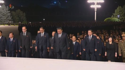 [서울=뉴시스] 김정은 북한 국무위원장이 8일 김일성 주석 사망 31주기를 맞아 금수산태양궁전을 참배하기 위해 입장하고 있다. 김 위원장은 이날 0시 금수산태양궁전을 찾았으며 박태성, 최룡해, 조용원 등 당 중앙위원회 정치국 상무위원 및 당정 간부 등이 동행했다. (사진=조선중앙TV 캡쳐) 2025.07.08. photo@newsis.com *재판매 및 DB 금지