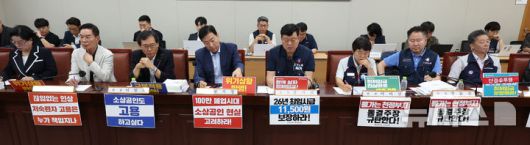 [세종=뉴시스] 강종민 기자 = 8일 세종시 정부세종청사에서 열린 최저임금위원회 10차 전원회의에서 노사 위원들이 나란히 앉아 논의하고 있다. 2024.07.08. ppkjm@newsis.com