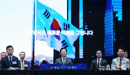 [서울=뉴시스] 최동준 기자 = 이재명 대통령이 8일 서울 용산구 그랜드 하얏트 서울에서 열린 제1회 방위산업의 날 토론회에서 영상을 시청하고 있다. (대통령실통신사진기자단) 2025.07.08. photocdj@newsis.com