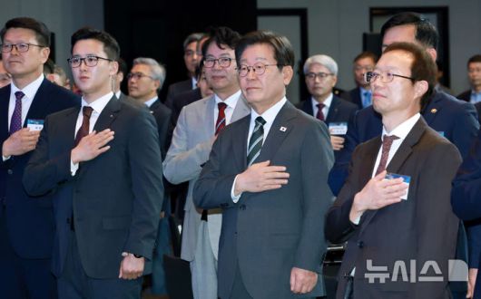 [서울=뉴시스] 최동준 기자 = 이재명 대통령이 8일 서울 용산구 그랜드 하얏트 서울에서 열린 제1회 방위산업의 날 토론회에서 이한주 국정기획위원장 등 참석자들과 국민의례를 하고 있다. (대통령실통신사진기자단) 2025.07.08. photocdj@newsis.com