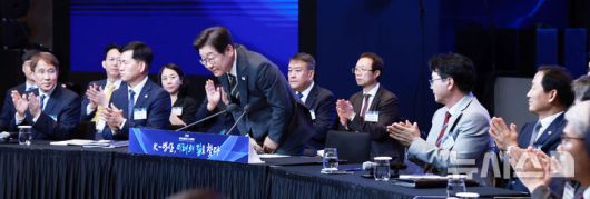 [서울=뉴시스] 최동준 기자 = 이재명 대통령이 8일 서울 용산구 그랜드 하얏트 서울에서 열린 제1회 방위산업의 날 토론회에서 인사하고 있다. (대통령실통신사진기자단) 2025.07.08. photocdj@newsis.com