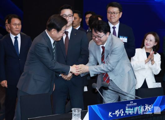 [서울=뉴시스] 최동준 기자 = 이재명 대통령이 8일 서울 용산구 그랜드 하얏트 서울에서 열린 제1회 방위산업의 날 토론회에서 이한주 국정기획위원장과 인사하고 있다. (대통령실통신사진기자단) 2025.07.08. photocdj@newsis.com