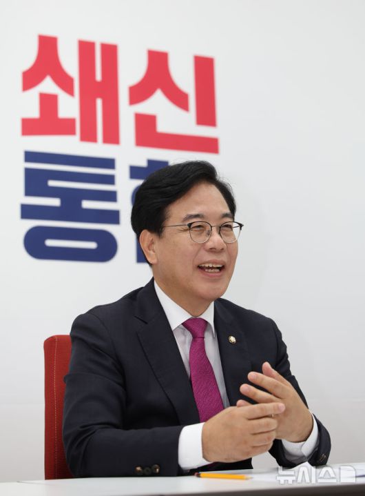 [서울=뉴시스] 김금보 기자 = 송언석 국민의힘 비상대책위원장 겸 원내대표가 지난 8일 서울 여의도 국회에서 가진 뉴시스와의 인터뷰에서 발언하고 있다. 2025.07.09. kgb@newsis.com