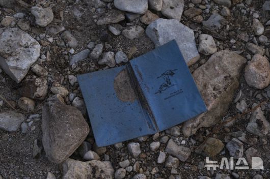 [텍사스=AP/뉴시스] 8일(현지 시간) 미국 텍사스주 헌트 캠프 미스틱 인근 과달루페 강에서 홍수로 인해 밀려온 책이 놓여져 있다. 2025.07.09.