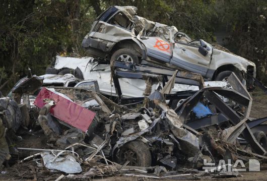 [텍사스=AP/뉴시스] 8일(현지 시간) 미국 텍사스주 잉그램 과달루페 강 인근 홍수 피해 현장에 차량들이 뒤엉켜 있다. 2025.07.09.