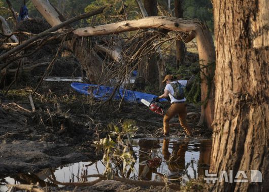[텍사스=AP/뉴시스] 8일(현지 시간) 미국 텍사스주 잉그램 과달루페 강 인근 홍수 피해 현장에서 자원봉사자가 실종자 수색 및 복구 작업을 하고 있다. 2025.07.09.
