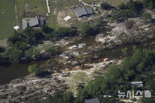[텍사스=AP/뉴시스] 8일(현지 시간) 미국 텍사스주 잉그램 과달루페 강 인근 홍수 피해 현장. 2025.07.09.