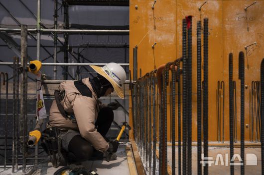 [도쿄=AP/뉴시스] 9일 일본 도쿄의 한 건설 현장에서 선풍기 달린 조끼를 착용한 근로자가 작업하고 있다. 2025.07.09.