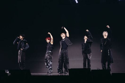 [서울=뉴시스] 그룹 '나우즈'(NOWZ)가  9일 오후 서울 광진구에서 열린 첫 번째 미니앨범 '이그니션'(IGNITION) 발매 기념 쇼케이스에서 타이틀곡 '에버글로우' 무대를 공개했다.  (사진=큐브엔터테인먼트 제공) 2025.07.09 photo@newsis.com *재판매 및 DB 금지