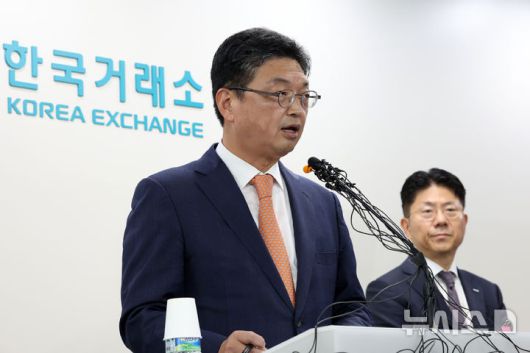 [서울=뉴시스] 조성우 기자 = 이윤수 금융위원회 증권선물위원회 상임위원이 9일 오전 서울 여의도 한국거래소에서 자본시장 불공정거래 근절 실천방안 합동 브리핑을 하고 있다. 오른쪽은 김홍식 시장감시위원장. 2025.07.09. xconfind@newsis.com