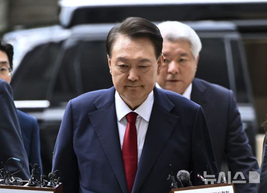 [서울=뉴시스] 사진공동취재단 = 윤석열 전 대통령이 9일 서울 서초구 서울중앙지방법원에서 열린 구속 전 피의자심문(영장실질심사)을 받기 위해 출석하고 있다. 2025.07.09. photo@newsis.com