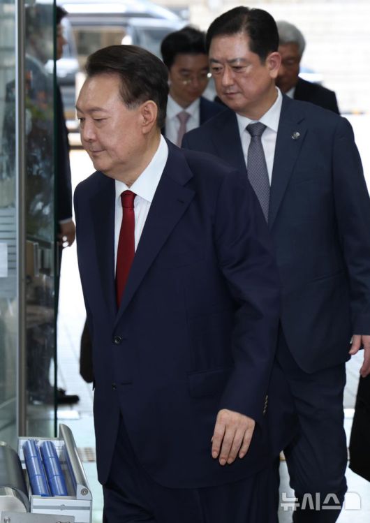 [서울=뉴시스] 사진공동취재단 = 12·3 비상계엄과 관련해 특검의 수사를 받는 윤석열 전 대통령이 두 번째 영장실질심사를 받기 위해 9일 오후 서울 서초구 중앙지법으로 출석하고 있다. 2025.07.09. photo@newsis.com