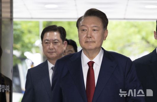 [서울=뉴시스] 사진공동취재단 = 윤석열 전 대통령이 9일 서울 서초구 서울중앙지방법원에서 열린 구속 전 피의자심문(영장실질심사)을 받기 위해 출석하고 있다. 2025.07.09. photo@newsis.com