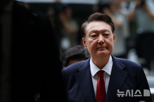 [서울=뉴시스] 사진공동취재단 = 윤석열 전 대통령이 9일 서울 서초구 서울중앙지방법원에서 열린 구속 전 피의자심문(영장실질심사)을 받기 위해 출석하고 있다. 2025.07.09. photo@newsis.com