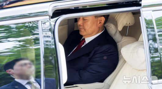 [서울=뉴시스] 김선웅 기자 = 윤석열 전 대통령이 9일 서울 서초구 서울중앙지법에서 열린 직권남용 등 혐의 영장실질심사(구속 전 피의자 심문)에 출석하기 위해 법원에 도착해 하차를 기다리고 있다. 12·3 비상계엄 사태의 '정점'으로 조은석 특별검사가 이끄는 내란 특검팀에 구속영장이 청구된 윤 전 대통령은 지난 1월 18일 내란우두머리 등 혐의 영장실질심사를 받은 지 172일 만에 재구속 기로에 서게 됐다. 2025.07.09. mangusta@newsis.com