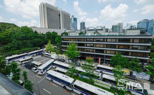 [서울=뉴시스] 사진공동취재단 = 12·3 비상계엄과 관련해 특검의 수사를 받는 윤석열 전 대통령의 두 번째 영장실질심사가 열린 9일  서울 서초구 서울중앙지방법원 인근에 경찰 차벽이 세워져 있다. 2025.07.09. photo@newsis.com