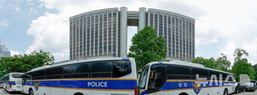 [서울=뉴시스] 사진공동취재단 = 12·3 비상계엄과 관련해 특검의 수사를 받는 윤석열 전 대통령의 두 번째 영장실질심사가 열린 9일  서울 서초구 서울중앙지방법원 인근에 경찰 차벽이 세워져 있다. 2025.07.09. photo@newsis.com