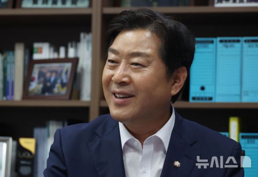 [서울=뉴시스] 고승민 기자 = 더불어민주당 최고위원 출마를 선언한 황명선 의원이 서울 여의도 국회 의원회관 의원실에서 뉴시스와 인터뷰를 하고 있다. 2025.07.10. kkssmm99@newsis.com