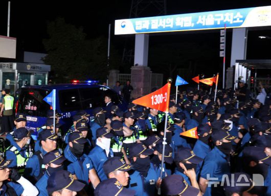 [서울=뉴시스] 배훈식 기자 = 윤석열 전 대통령을 태운 법무부 호송차량이 9일 오후 경기 의왕시 서울구치소로 들어가고 있다. 윤 전 대통령은 이날 서울중앙지방법원에서 열린 직권남용 등 혐의 영장실질심사(구속 전 피의자 심문)를 마친 뒤 영장 발부 여부를 기다리기 위해 서울구치소로 이동했다. 2025.07.09. dahora83@newsis.com