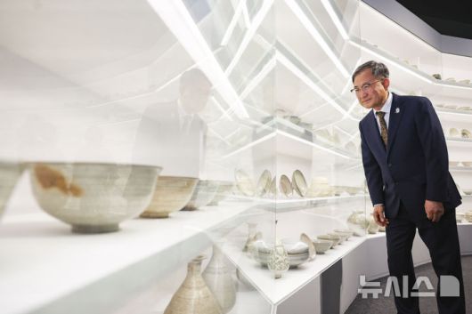 [서울=뉴시스] 김근수 기자 = 김재홍 국립중앙박물관장이 9일 서울 용산구 국립중앙박물관에서 뉴시스와 인터뷰를 마치고 유물들을 살펴보고 있다. 2025.07.09. ks@newsis.com