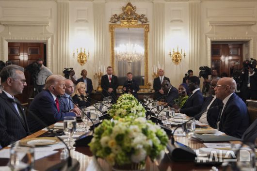 [워싱턴=AP/뉴시스] 도널드 트럼프 미국 대통령이 9일(현지 시간) 워싱턴 백악관에서 열린 아프리카 지도자들과의 오찬하며 대화하고 있다.트럼프 대통령은 이날 세네갈, 라이베리아, 기니비사우, 모리타니, 가봉 등 아프리카 5개국 정상과 오찬했다. 2025.07.11.