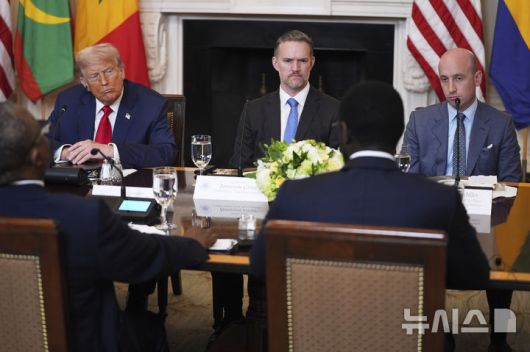 [워싱턴=AP/뉴시스] 도널드 트럼프 미국 대통령이 9일(현지 시간) 워싱턴 백악관에서 열린 아프리카 지도자들과의 오찬하며 대화하고 있다.트럼프 대통령은 이날 세네갈, 라이베리아, 기니비사우, 모리타니, 가봉 등 아프리카 5개국 정상과 오찬했다. 2025.07.11.