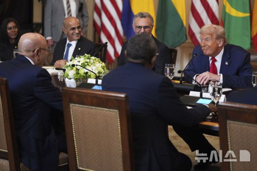 [워싱턴=AP/뉴시스] 도널드 트럼프 미국 대통령이 9일(현지 시간) 워싱턴 백악관에서 열린 아프리카 지도자들과의 오찬하며 대화하고 있다.트럼프 대통령은 이날 세네갈, 라이베리아, 기니비사우, 모리타니, 가봉 등 아프리카 5개국 정상과 오찬했다. 2025.07.11.