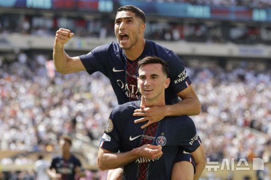 [이스트 러더퍼드=AP/뉴시스] 파리 생제르맹(PSG, 프랑스)의 파비안 루이스(아래)가 9일(현지 시간) 미 뉴저지주 이스트 러더퍼드 메트라이프 스타디움에서 열린 2025 국제축구연맹(FIFA) 클럽 월드컵 준결승에서 레알 마드리드(스페인)와 경기 전반 24분 팀 세 번째 골을 넣고 세리머니하고 있다. 루이스는 멀티 골을 기록하며 팀의 4-0 승리와 결승 진출을 이끌었고 이강인은 후반 35분 교체 투입돼 팀 4번째 골에 기여했다. 2025.07.10.