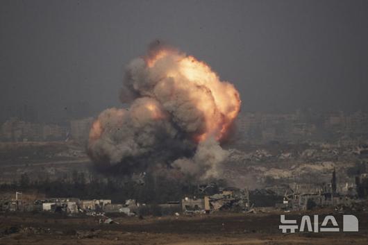 [가자지구=AP/뉴시스] 10일(현지 시간) 이스라엘 남부에서 바라본 가자지구 북부에서 이스라엘군의 폭격으로 화염과 연기가 치솟고 있다. 2025.07.10.